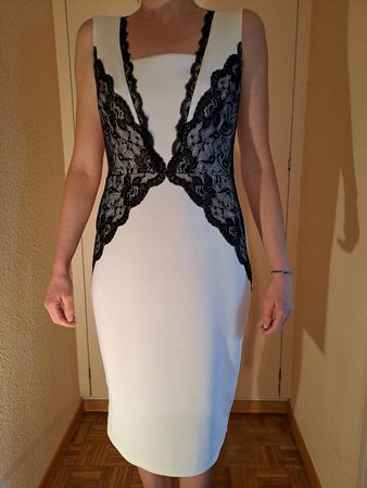 Robe blanche élégante avec dentelle noire - taille 42