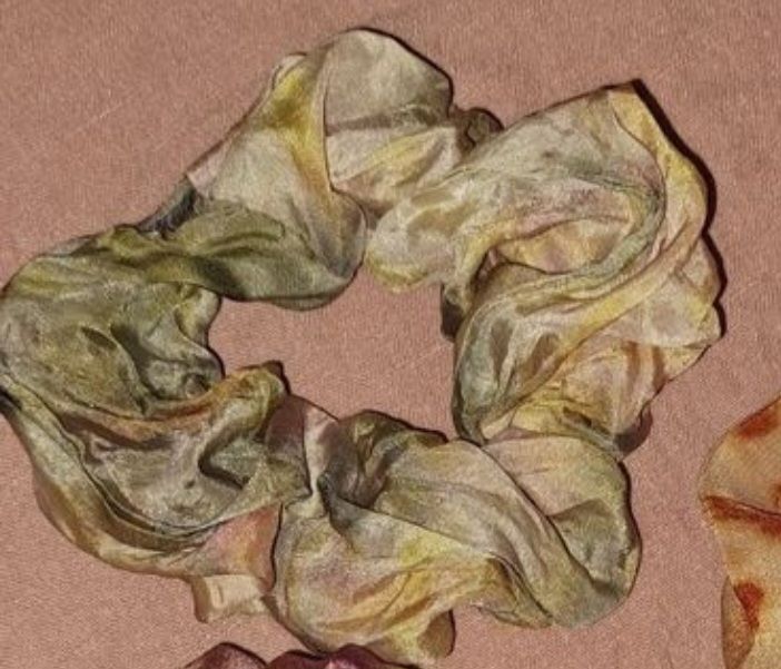 Accessori per capelli: Pflanzen gefärbtes Scrunchie aus Seide – Nuovo (secondo la descrizione) da Richterswil venduto da Viorella