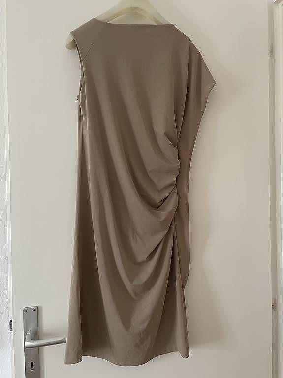 Robes: Robe beige – D'occasion à Pully par aleksandraheld 2