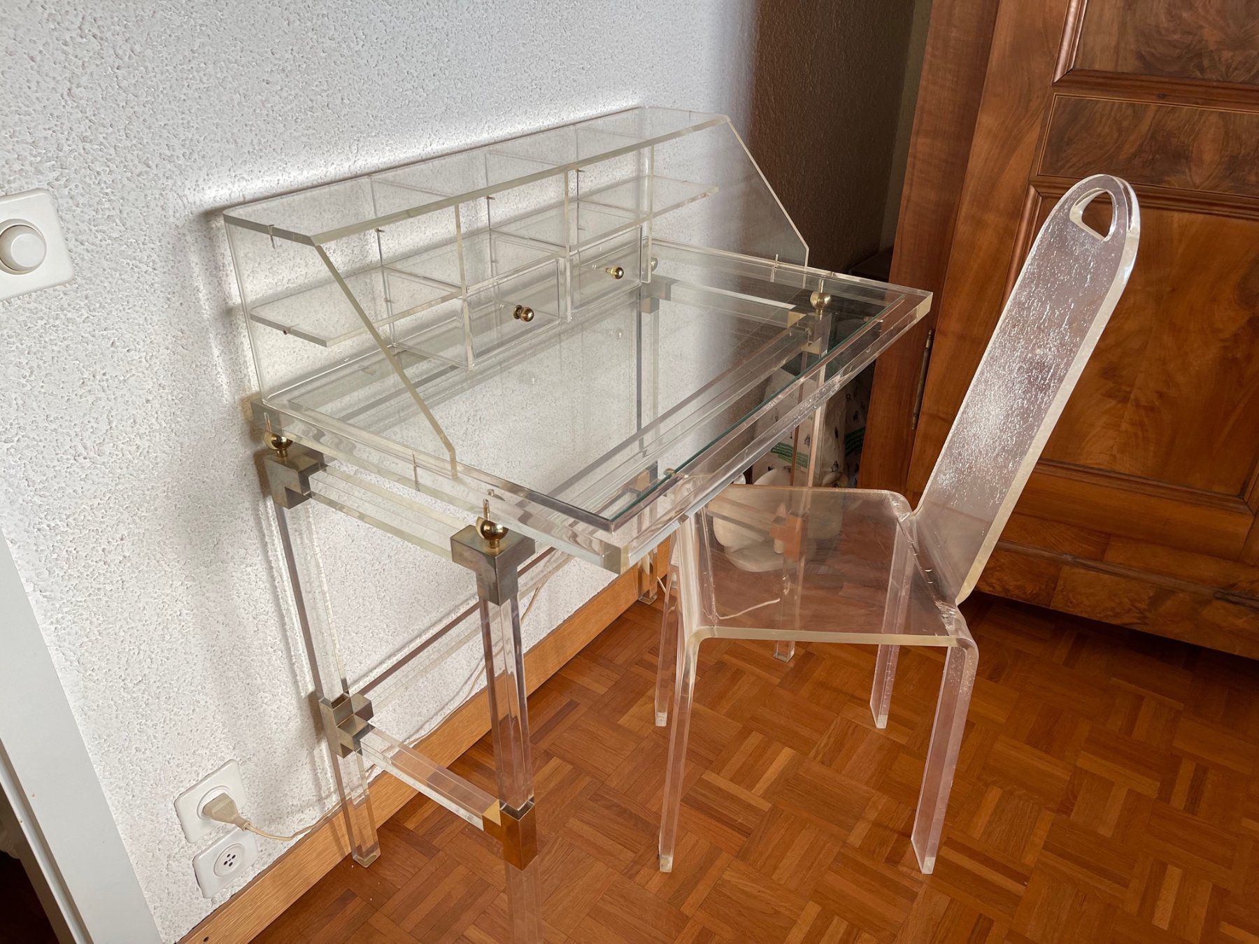 Scrivanie: ELEGANT BUREAU ET CHAISE EN PLEXIGLAS – Usato da La Croix (Lutry) venduto da Sporades 1