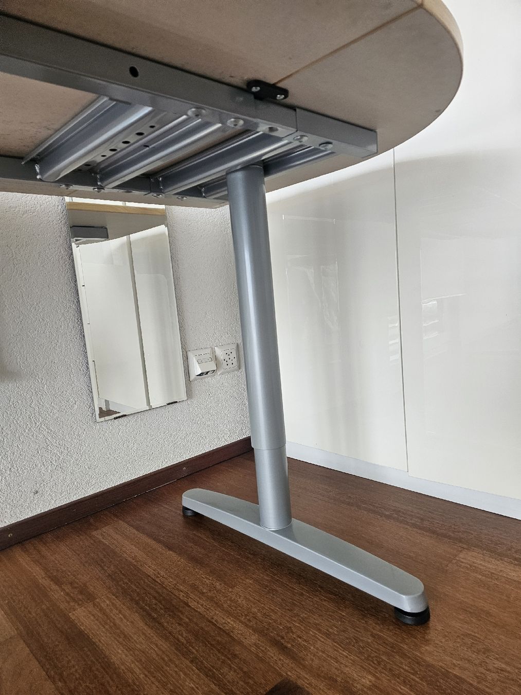 Ikea Schreibtische: Schreibtisch Galant hell – Gebraucht aus Geroldswil von because 3