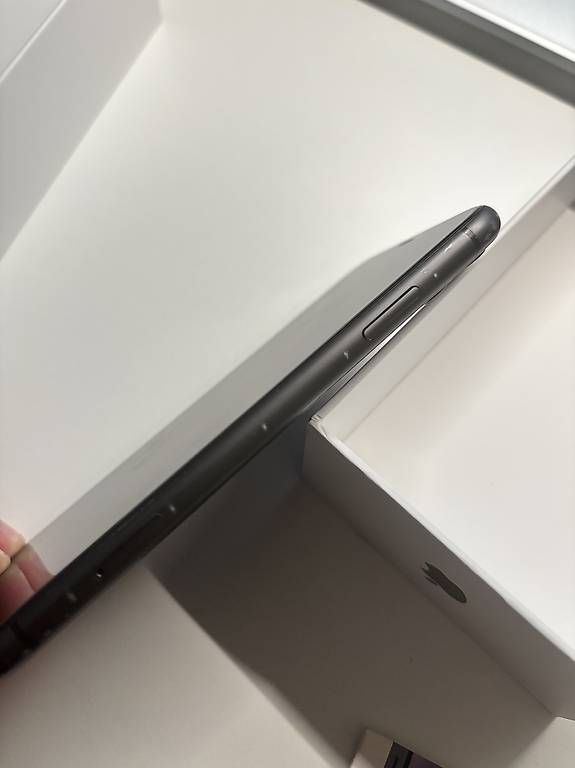Telefoni cellulari / Smartphones: * iPhone 11 (128 GB, black) * – Usato da Embrach venduto da imperium.daje 2