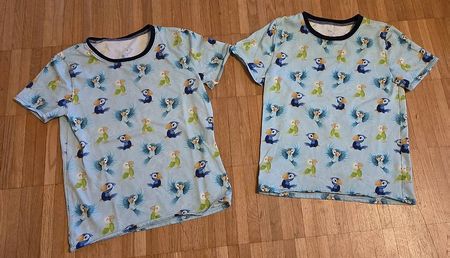 2x T-Shirts mit Papagei-Motiv