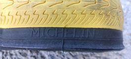 Pneu Michelin Dynamic jaune et noir neuf 700x23