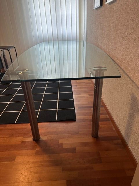 Tables: Tisch mit Glasplatte, Design Hutter – D'occasion à Herzogenbuchsee par Bestens46 2