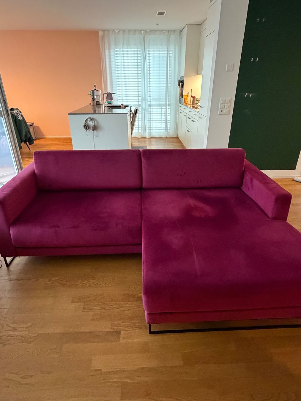 Sofas: MYCS Designer-Sofa | Brombeerrot – D'occasion à Malters par M_Karner