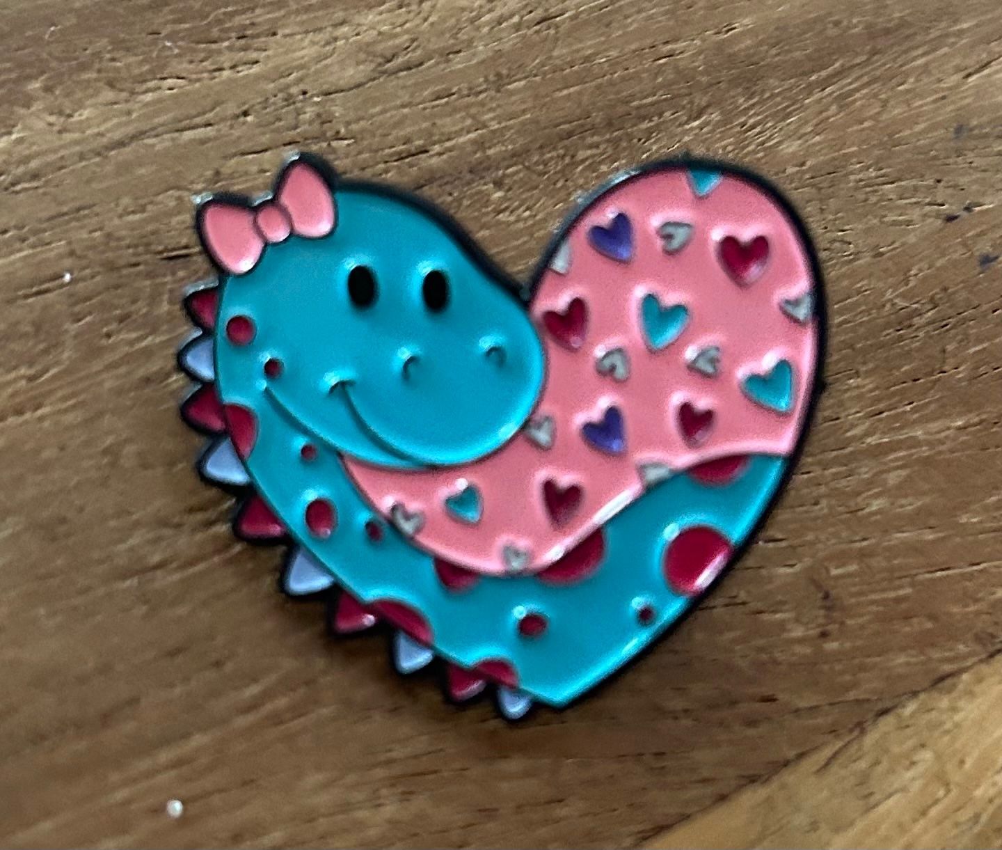 Placchette & Badge: Pin Dino Herz – Nuovo e nell'imballaggio originale da Geneve venduto da vane267
