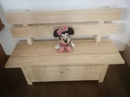 Kindersitzbank mit Truhe aus Holz/massiv