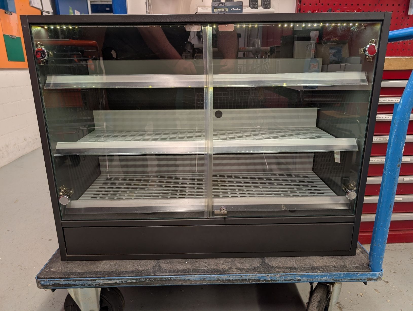 Humidor per sigari: Grosser, stabiler Humidor abschliessbar – Usato da Derendingen venduto da AssaAbloy