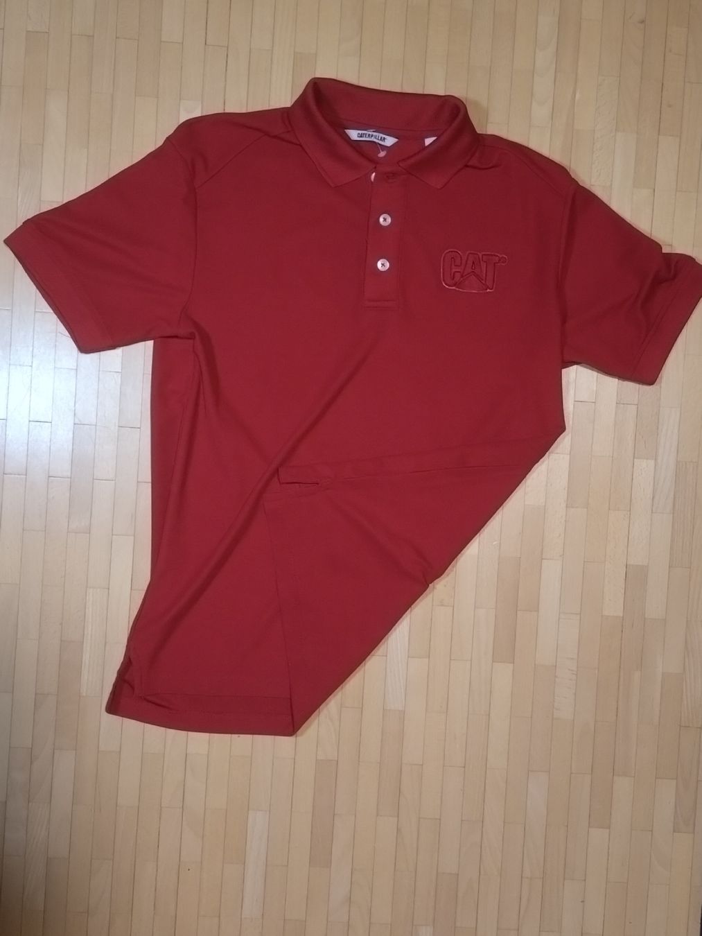 Magliette Polo: Polo CAT bordeaux Taille M, comme neuf! – Usato da Farvagny-le-Grand venduto da LaCaverne 1