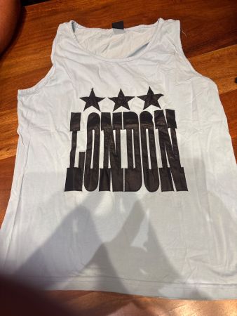 Hellblaues Tanktop mit London-Print, neuwertig, L
