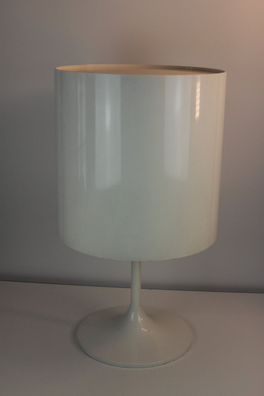 Comodini: Space Age Beistelltisch Weiss Stil Opal – Usato da Basel venduto da IRMAundFRED 1