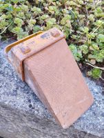 Radkeil aus Holz mit Metallhalterung – Oldtimer