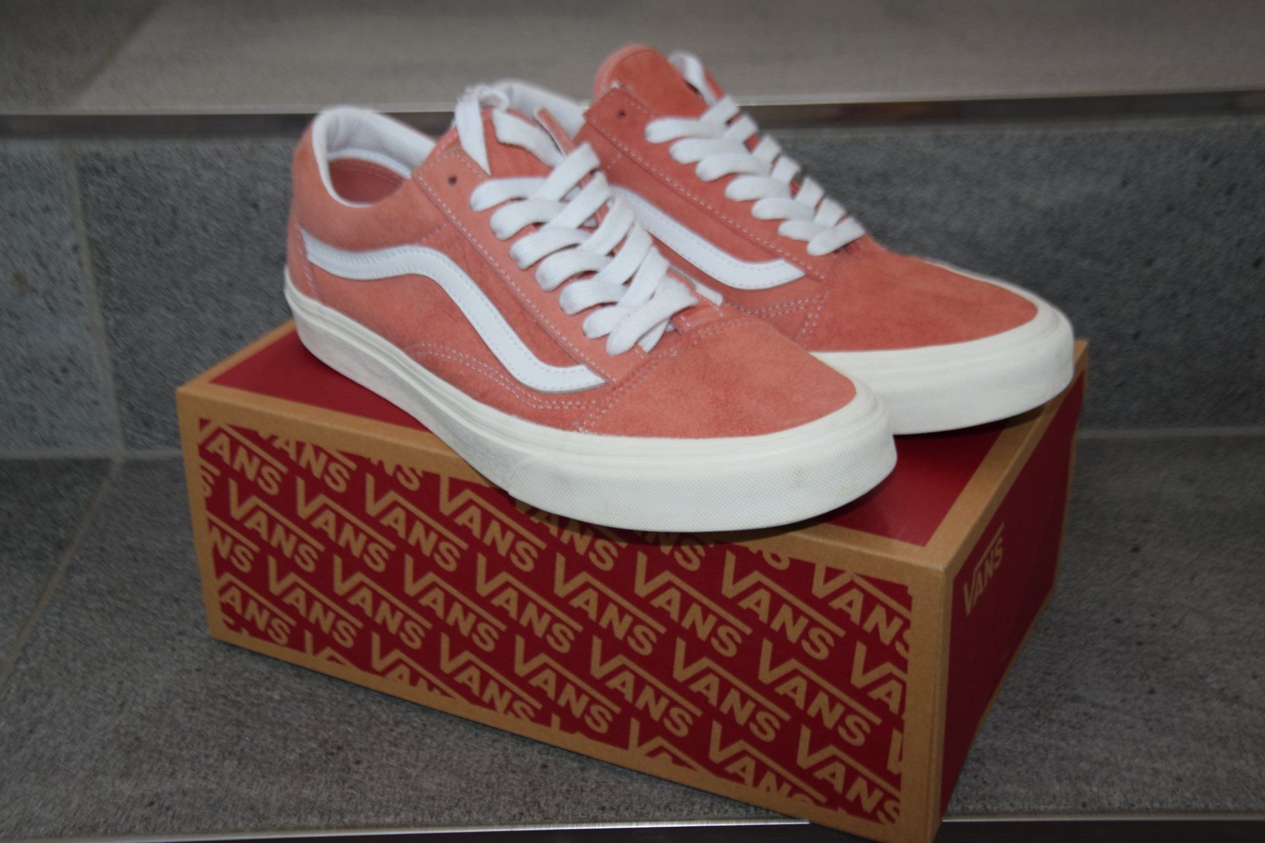 Vans Scarpe da uomo: Vans Old Skool Classic Pink Salmon Suede gr. 41 – Usato da Mezzovico venduto da finsteraar