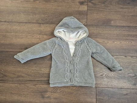 Kuschelige Strickjacke mit Kapuze & Fleece-Futter, Gr. 86