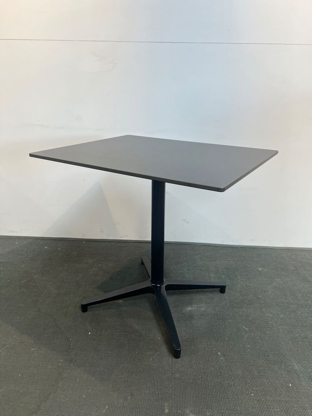 Vitra Tavoli: 013 VITRA Bistro Table indoor – Usato da Wangen an der Aare venduto da TBYN 1