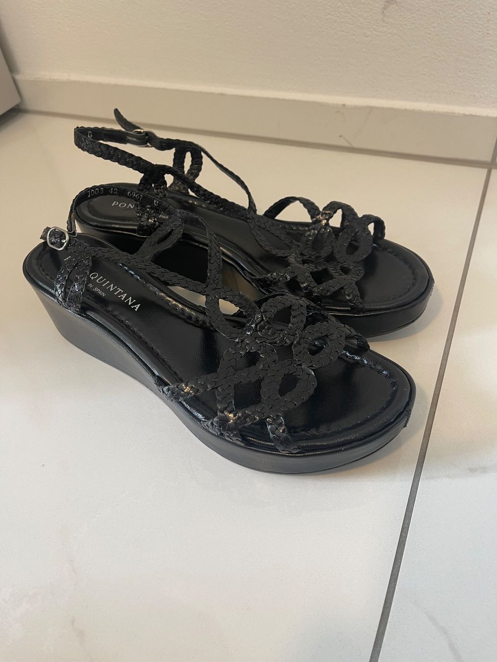 Scarpe da donna: Schwarze Plateau-Sandale in Grösse 42 – Usato da Zizers venduto da sarah_1987