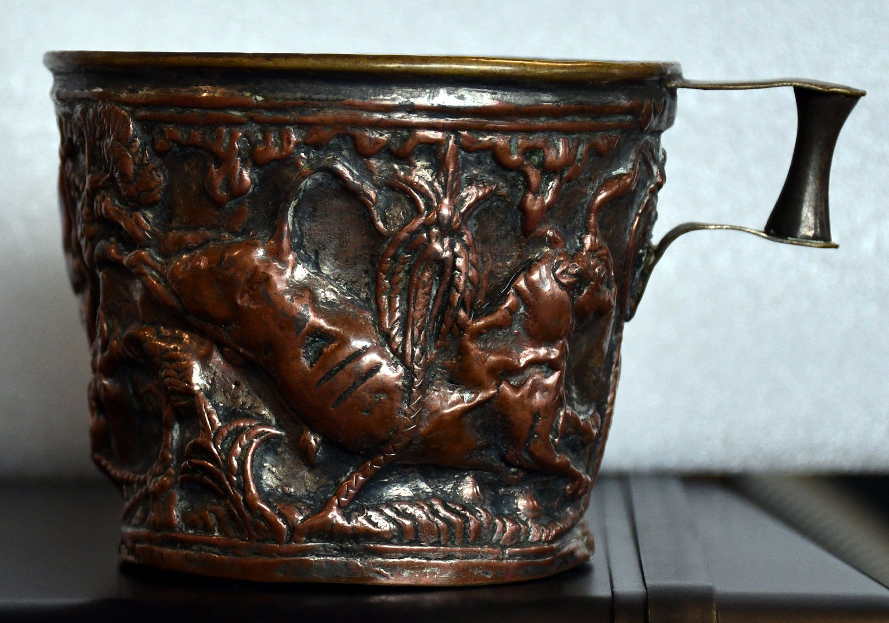 Tazze: Antiker Becher oder Tasse mit Jagdmotiv, ca. 8cm hoch – Usato da Rotkreuz venduto da salsanera 2