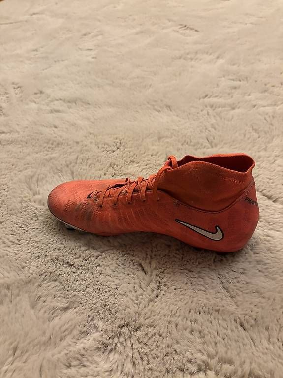 Nike Herrenschuhe: Orange Nike Fussballschuhe. – Gebraucht aus Lenk im Simmental von niczbaeren 2