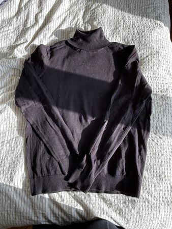 Pull noir à col roulé, parfait pour l'hiver! Taille M