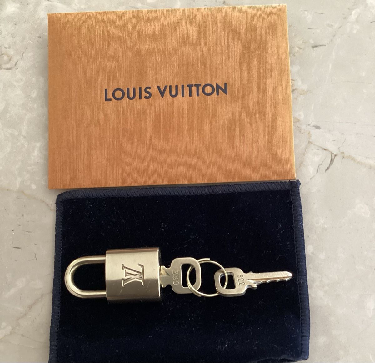 Louis Vuitton Portachiavi: Louis Vuitton Schloss mit 2 Schlüsseln – Usato da Magadino venduto da sylvierosa