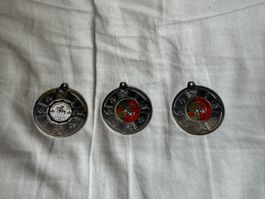 3 gleiche silberne Medaillen