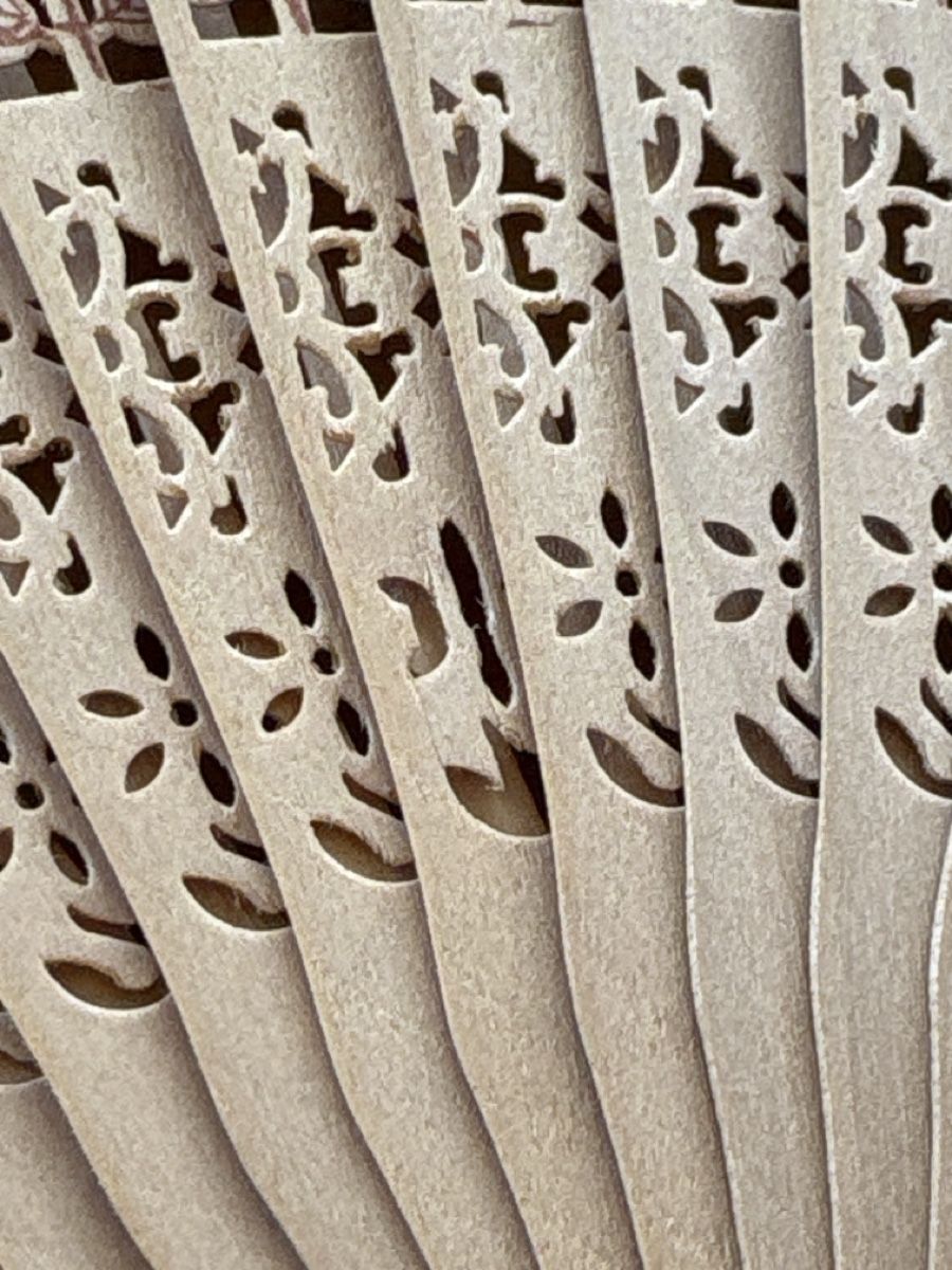 Tutte le decorazioni: Fecher aus Holz mit Blumen Motiv – Usato da Rümlang venduto da baselsale1 3