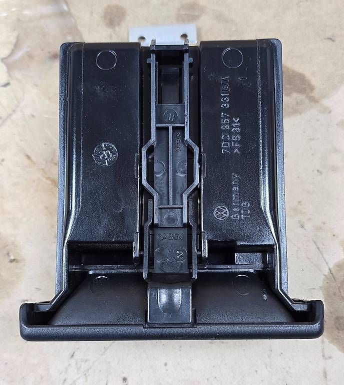 Volkswagen Tutti pezzi di ricambio auto: VW T4 Aschenbecher Ascher Facelift Einsatz 7D0857331 B/A – Usato da Schaffhausen venduto da Parg86 2