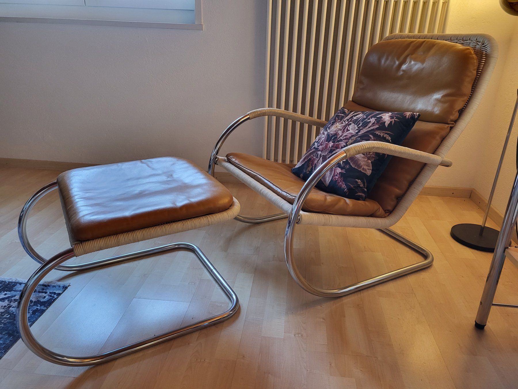 Poltrone: Fauteuil D35 design Anton Lorenz et ottoman 1980er. – Usato da Vevey venduto da oldiz