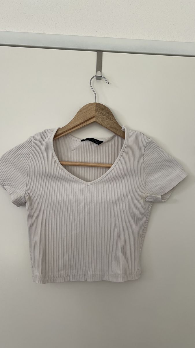 Top: Weißes Rib Crop Top – Usato da Wermatswil venduto da Jara.a.s