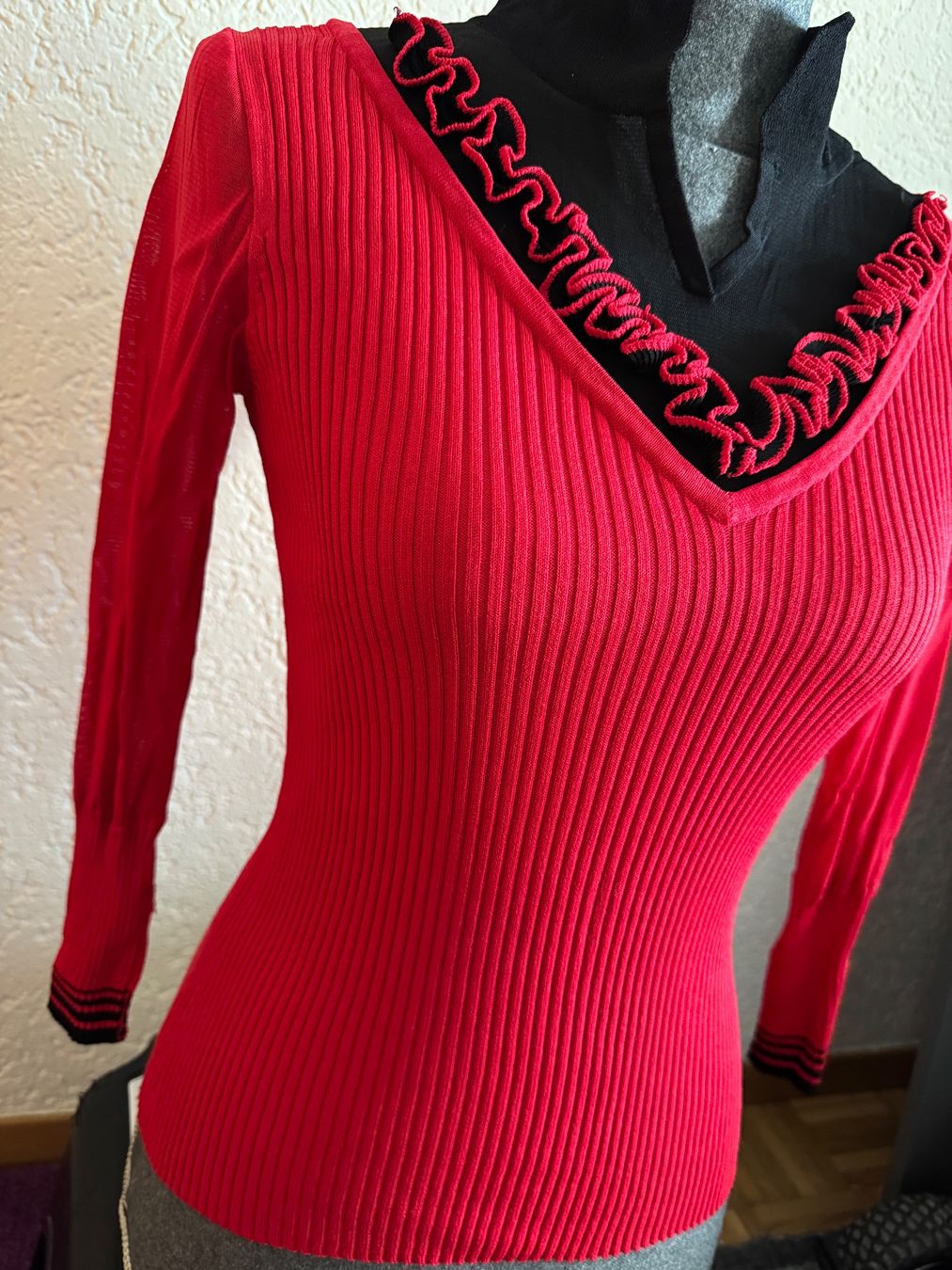 Maglioni & Felpe: Roter Pulli Pullover mit Rüschen Top Zustand Gr XS Frühling – Usato da Frenkendorf venduto da Style365 3
