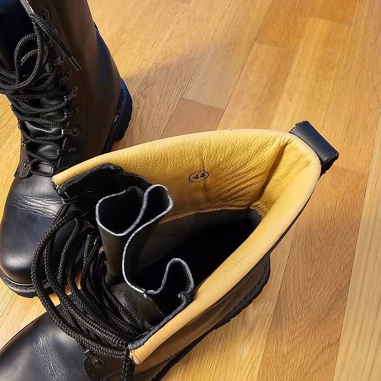 Herrenschuhe: Kampfstiefel – Neu und originalverpackt aus Wettingen von Paakinen 2