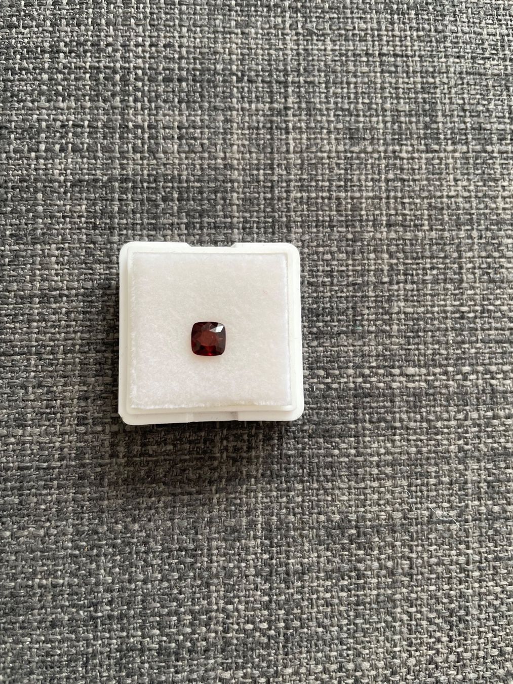 Pietre preziose: Spinell Dunkelorange / Rot, 0.95 Karat – Usato da Wetzikon ZH venduto da Nicitarasco 1