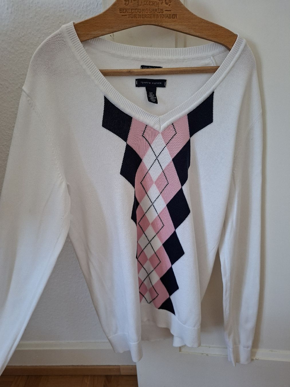Tommy Hilfiger Pullover & Sweatshirts: Pull Tommy Hilfiger motif losanges rose/marine taille S – Gebraucht aus Renens VD von ser_j2fn