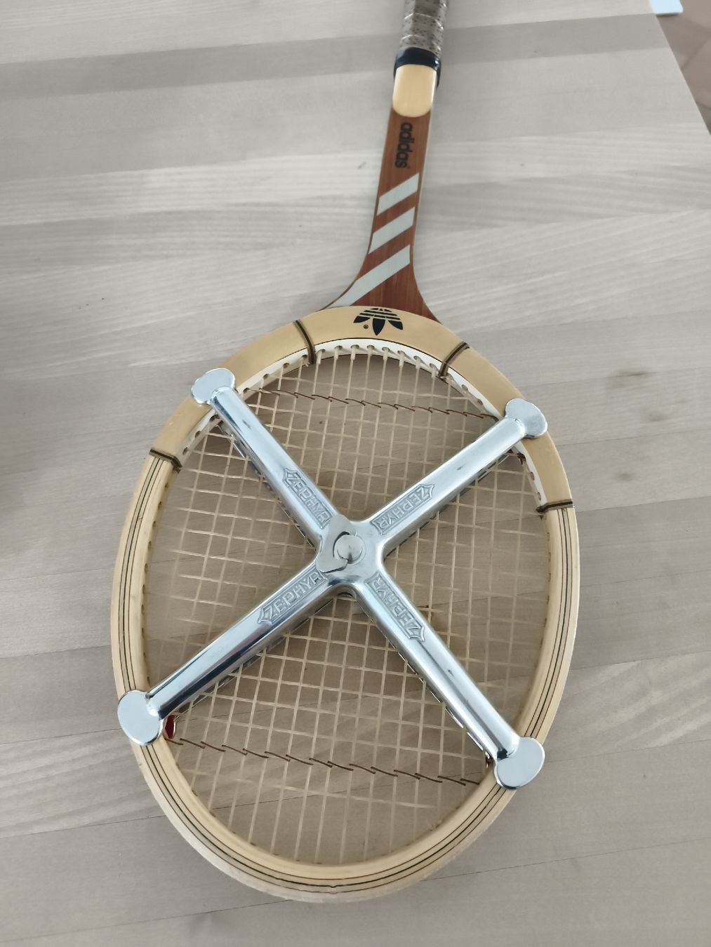 Adidas Schläger: Antiker Tennisschläger Adidas – Gebraucht aus Burgdorf von Chestnut