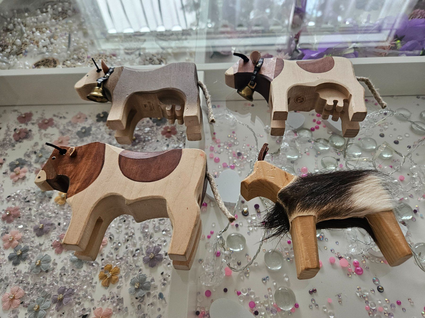 Trauffer Giocattoli: Trauffer Holzfiguren Kühe und Ziege – Usato da Unterägeri venduto da Sleepbear 1