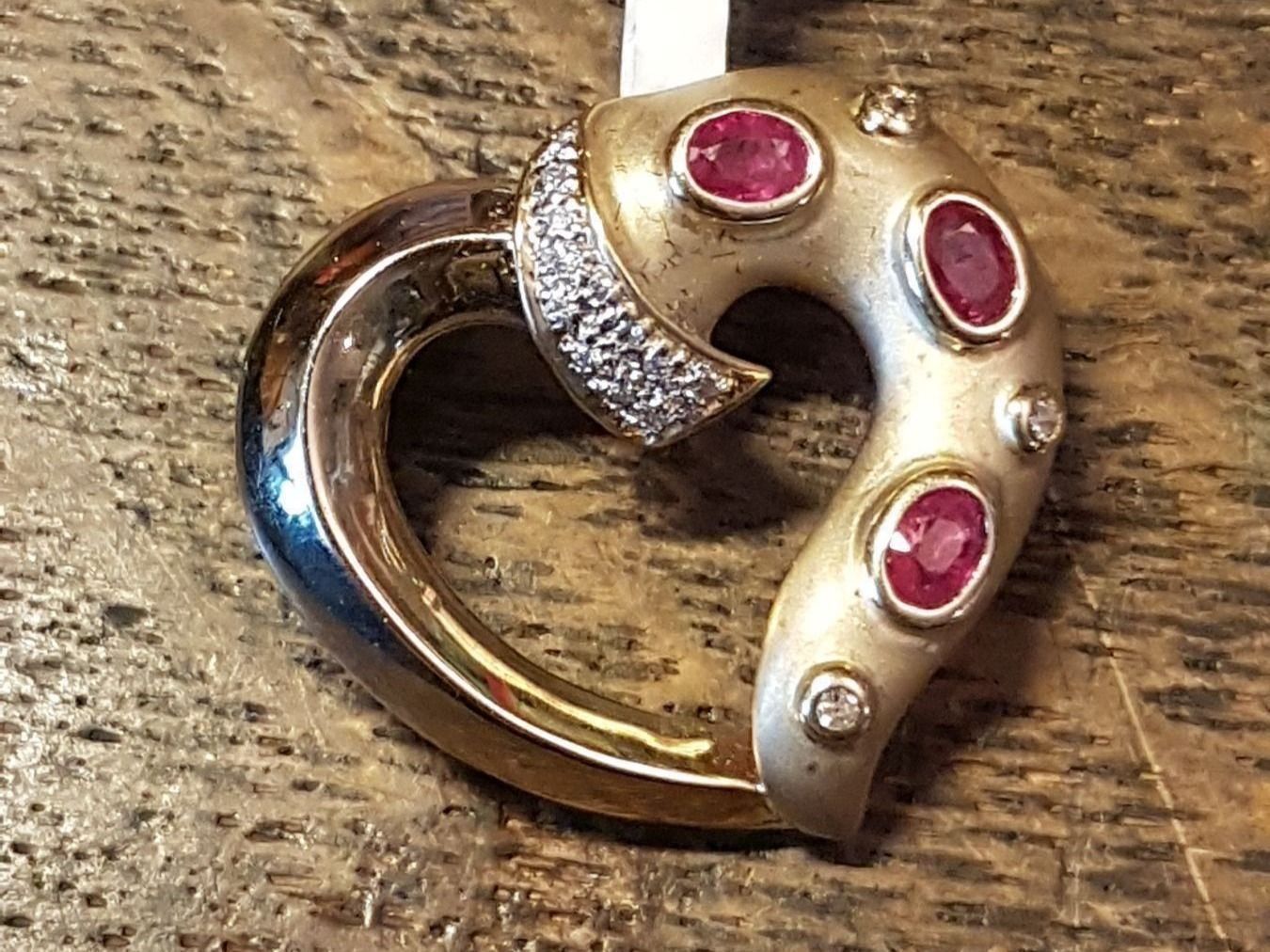 Pendentifs: Edles Designer Herz mit 3 Rubinen – Neuf (Voir description) à Unterägeri par Altgoldschmuck 1