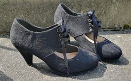 Schwarze Spitzen-Pumps mit Bändern, Grösse 39, neuwertig!
