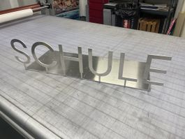 Aluminiumschrift Schule