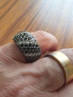 Sehr schöner Zirkonia Ring mit schwarzen/ weissen Zirkonias