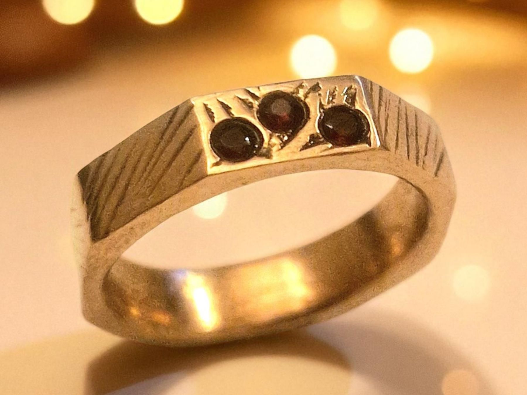 Anelli: Achteckiger Ring mit Granat, Grösse 51.7 – Nuovo e nell'imballaggio originale da Aarau venduto da Schmuckhoehle_MD 3