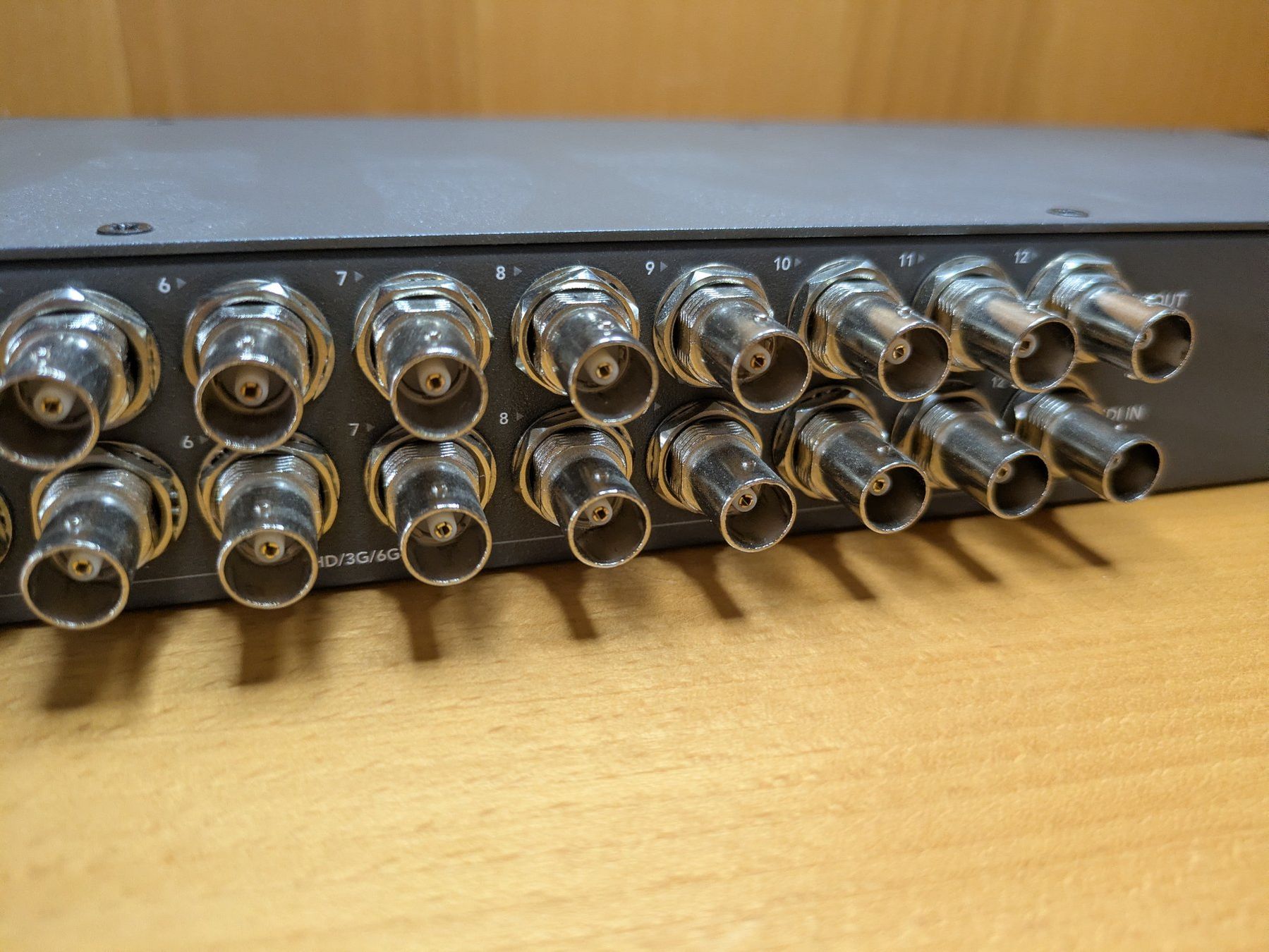 Hub & Switch: Blackmagic Design Smart Videohub CleanSwitch 12x12 – Usato da Neerach venduto da ciegolink 1