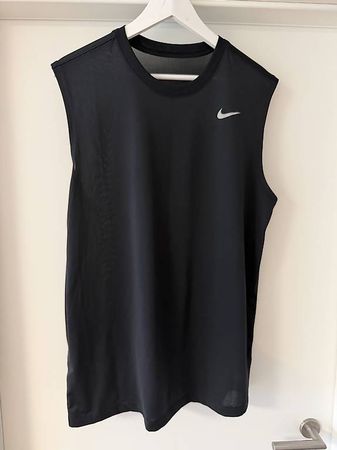 The Nike TEE Dri Fit  taille L comme neuf