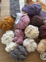 Wollknäuel, verschiedene Farben, Stricknadel, Resten