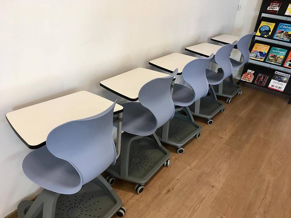 Scrivanie: 5 chaises-bureau sur roulettes avec tablette écritoire – Usato da Bulle venduto da lau_ygq6 4