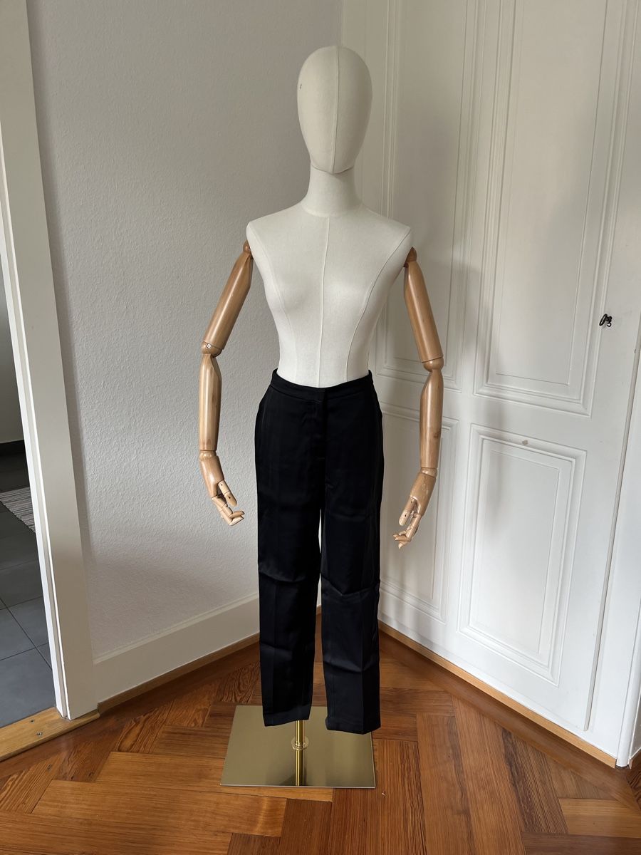 Pantaloni: Uterqüe Black trousers, size 28, shiny – Usato da Mies venduto da Nib2011 1
