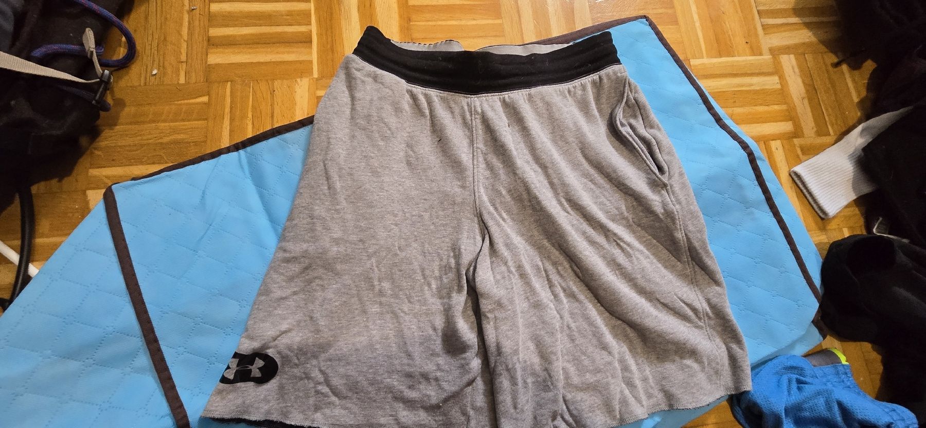 Under Armour Pantaloni: Short Under Armour HeatGear S/P – Usato da Mont-sur-Lausanne venduto da Didinho