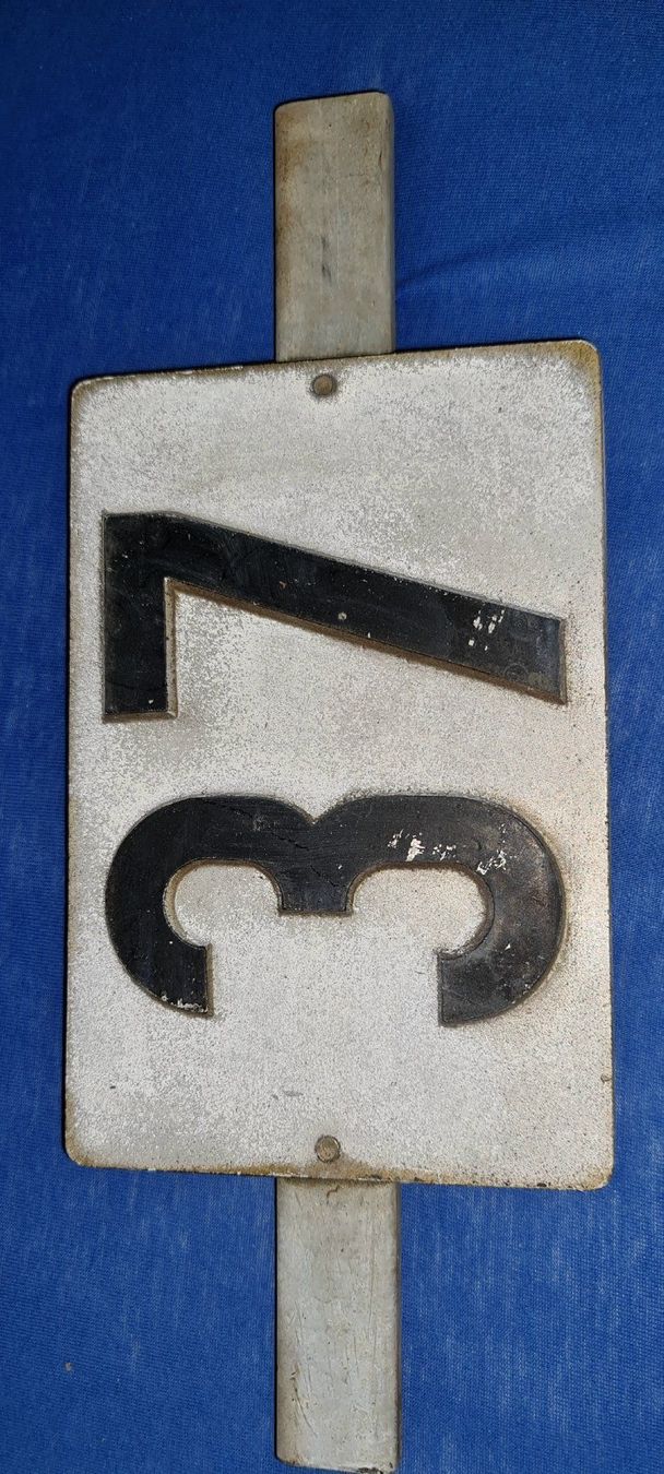 Schilder: Plaque à numéro pour pylône. – Gebraucht aus Cortaillod von signep