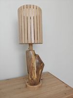 Design Tischlampe aus Echtholz