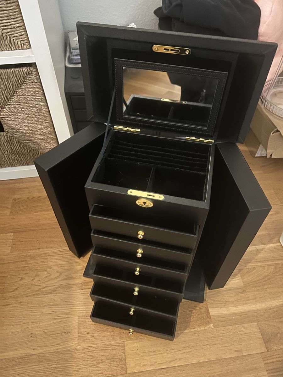 Toutes les décorations: Schmuckschrank – D'occasion à Allschwil par selake990673 2